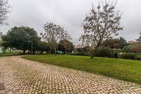T2 com Arrecadação, na Falagueira junto ao Parque Aventura