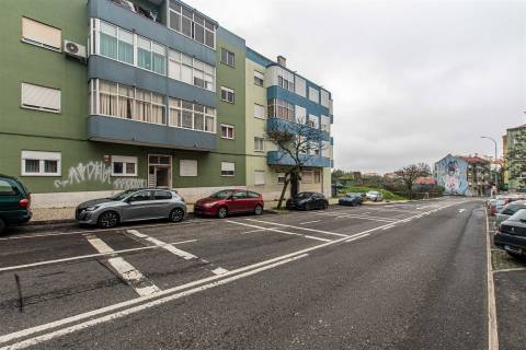 T2 com Arrecadação, na Falagueira junto ao Parque Aventura