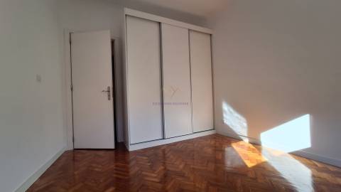 T2 Remodelado a Estrear com Terraço Privativo em Campolide