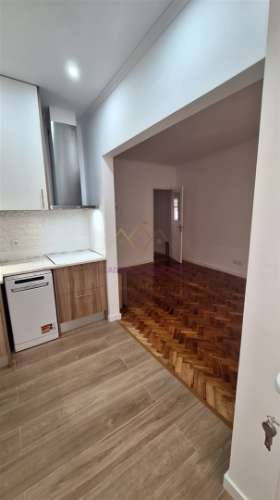 T2 Remodelado a Estrear com Terraço Privativo em Campolide