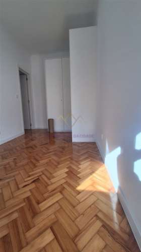 T2 Remodelado a Estrear com Terraço Privativo em Campolide