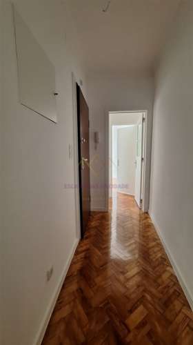 T2 Remodelado a Estrear com Terraço Privativo em Campolide