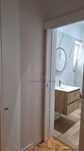 T2 Remodelado a Estrear com Terraço Privativo em Campolide