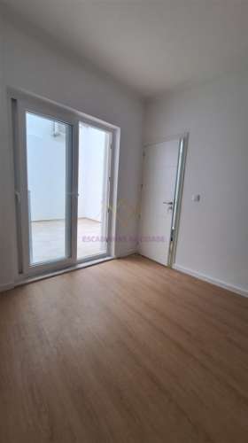 T2 Remodelado a Estrear com Terraço Privativo em Campolide