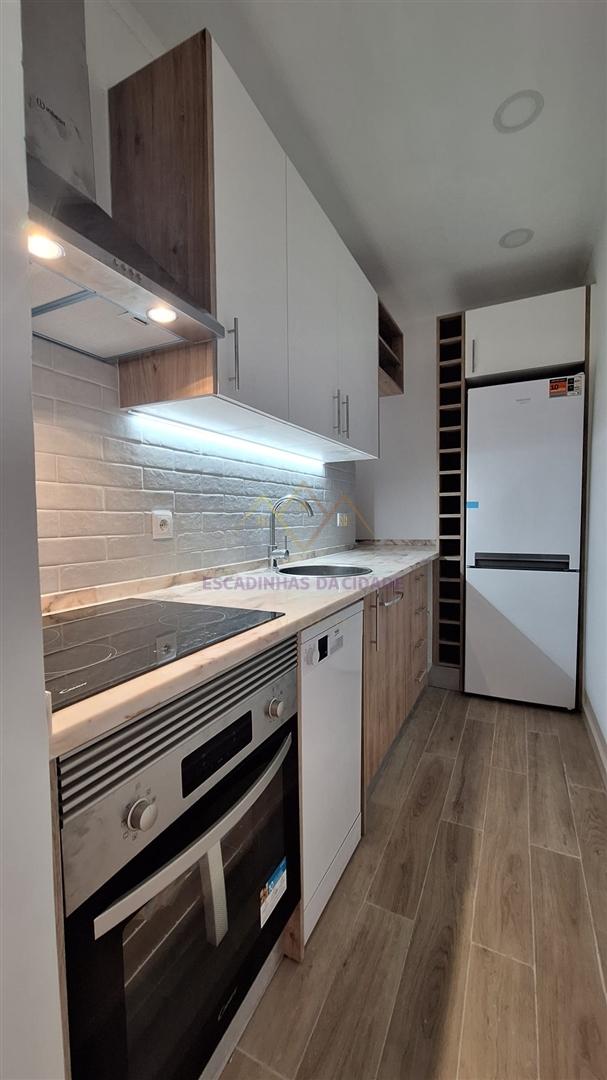 T2 Remodelado a Estrear com Terraço Privativo em Campolide