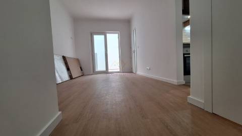 T2 Remodelado a Estrear com Terraço Privativo em Campolide