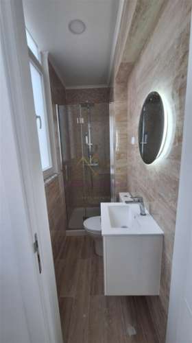 T2 Remodelado a Estrear com Terraço Privativo em Campolide