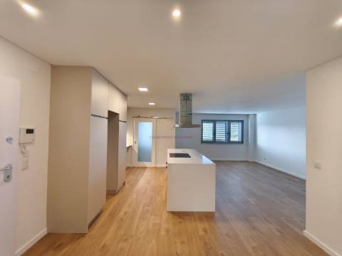 T2 com Parqueamento e Acabamentos Modernos, na Apelação, Loures