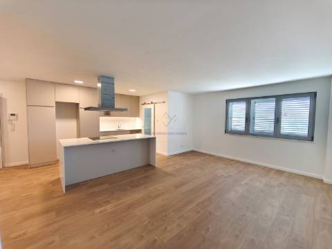 Apartamento T2 com Arrecadação, Conforto, Luz e Tranquilidade