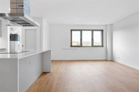 Apartamento T2 com Arrecadação, Conforto, Luz e Tranquilidade