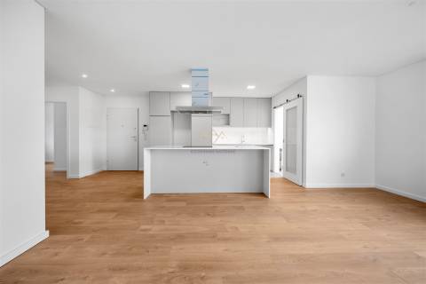 Apartamento T2 com Arrecadação, Conforto, Luz e Tranquilidade