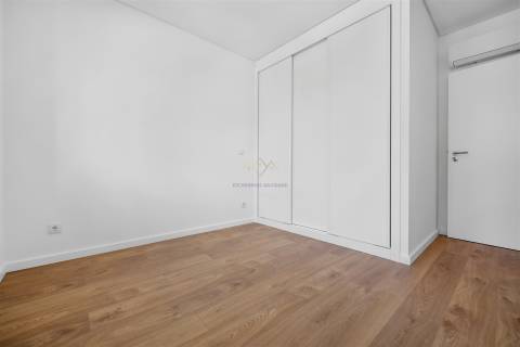 Apartamento T2 com Arrecadação, Conforto, Luz e Tranquilidade