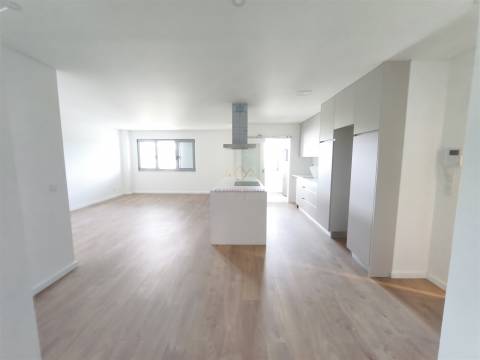 Apartamento T2 com 1 lugar de estacionamento, na Apelação, Loures