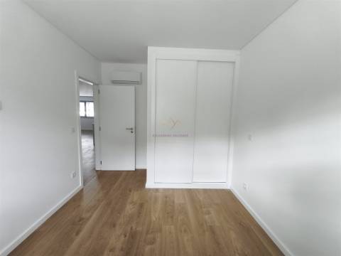 Apartamento T2 com 1 lugar de estacionamento, na Apelação, Loures