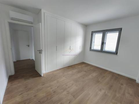 Apartamento T2 com 1 lugar de estacionamento, na Apelação, Loures