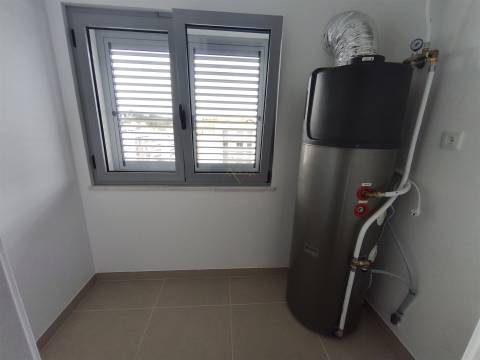 Apartamento T2 com 1 lugar de estacionamento, na Apelação, Loures