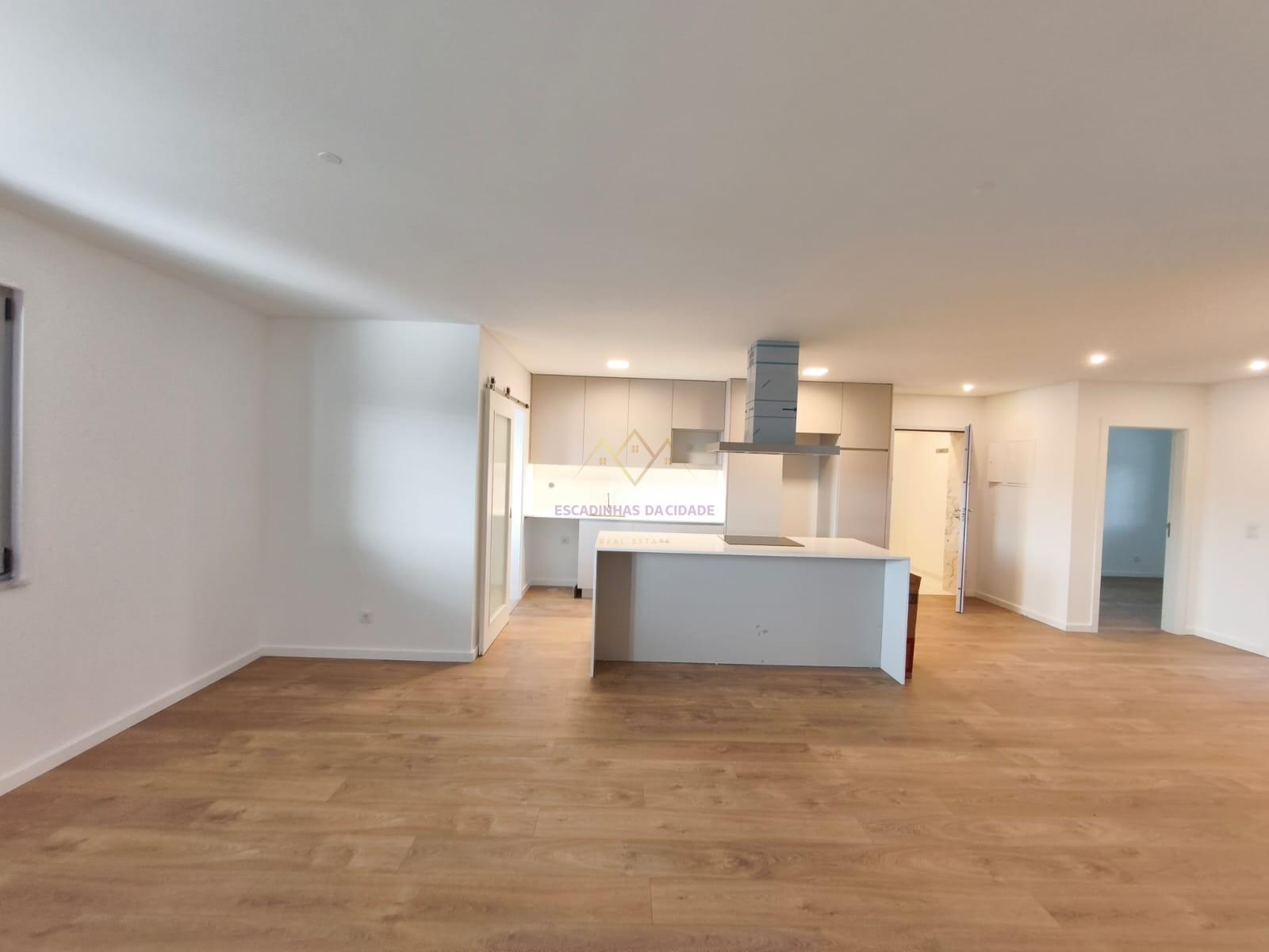 Apartamento T2 com 1 lugar de estacionamento, na Apelação, Loures