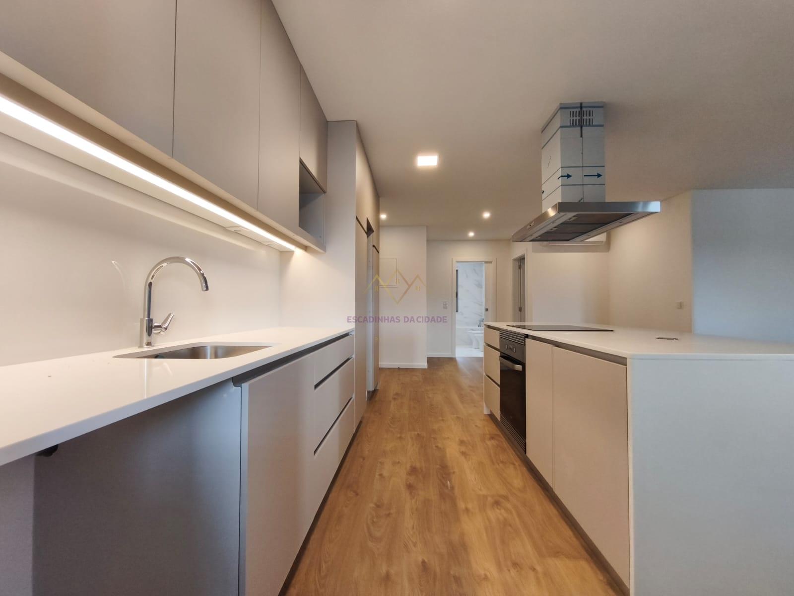 Apartamento T2 com 1 lugar de estacionamento, na Apelação, Loures