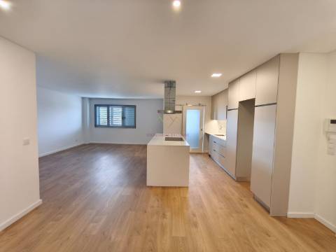 Apartamento T2 com 1 lugar de estacionamento, na Apelação, Loures