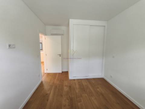 Apartamento T2 com 1 lugar de estacionamento, na Apelação, Loures
