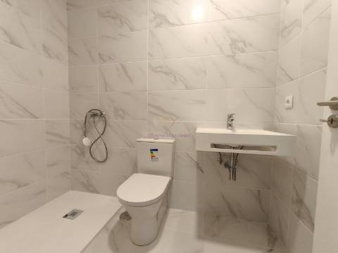 Apartamento T2 com 1 lugar de estacionamento, na Apelação, Loures