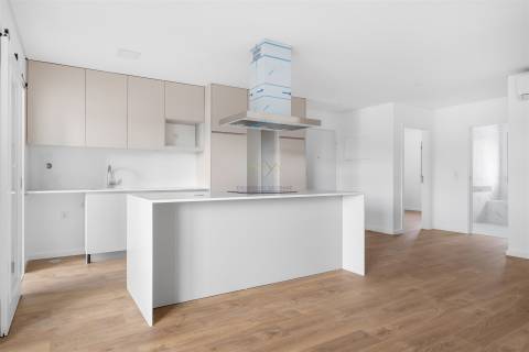 Apartamento T2 com 1 lugar de estacionamento, na Apelação, Loures