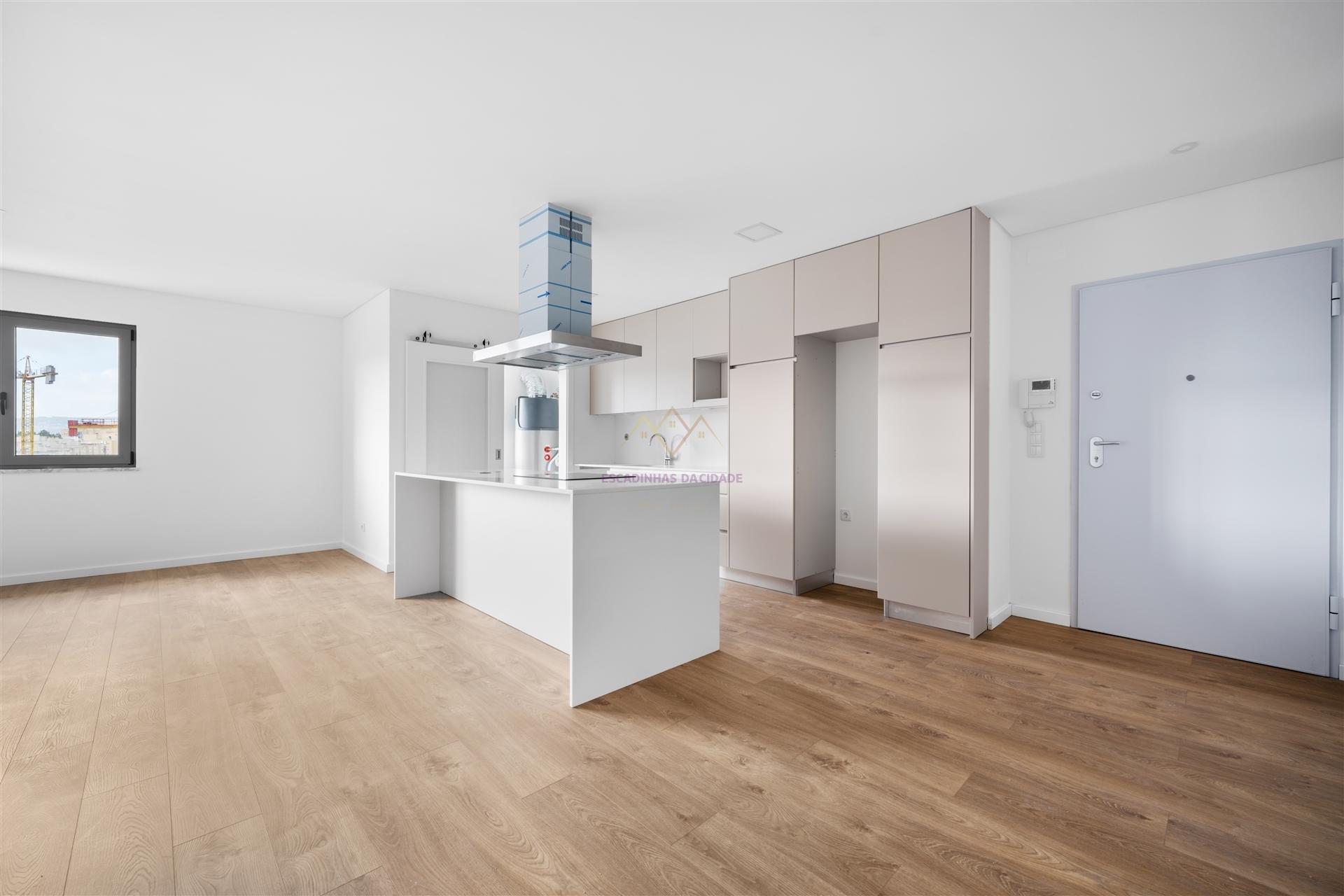 Apartamento T2 com 1 lugar de estacionamento, na Apelação, Loures
