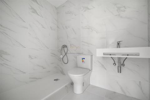 Apartamento T2 com 1 lugar de estacionamento, na Apelação, Loures