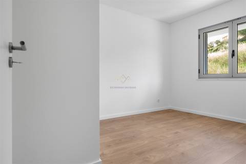 Apartamento T2 com 1 lugar de estacionamento, na Apelação, Loures