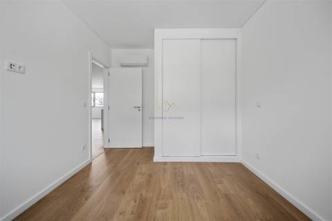 Apartamento T2 com 1 lugar de estacionamento, na Apelação, Loures