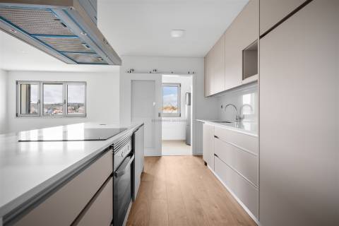 Apartamento T2 com 1 lugar de estacionamento, na Apelação, Loures