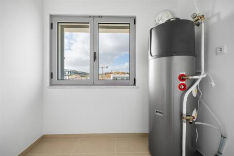 Apartamento T2 com 1 lugar de estacionamento, na Apelação, Loures