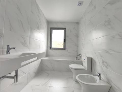 Investimento Seguro: T2 com 2 Parqueamentos, na Apelação, Loures