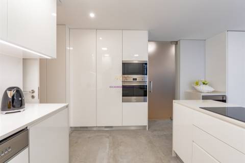 T3+1 Novo a estrear em Empreendimento de Luxo, Carcavelos