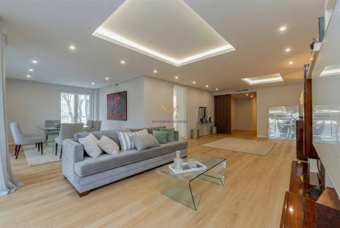 T3+1 duplex com mezaninne, em Empreendimento de Luxo, Carcavelos