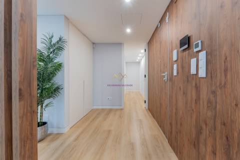 T3+1 duplex com mezaninne, em Empreendimento de Luxo, Carcavelos