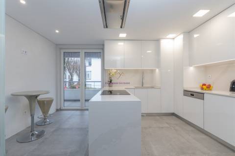 T3+1 duplex com mezaninne, em Empreendimento de Luxo, Carcavelos