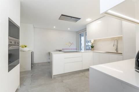 T3+1 duplex com mezaninne, em Empreendimento de Luxo, Carcavelos