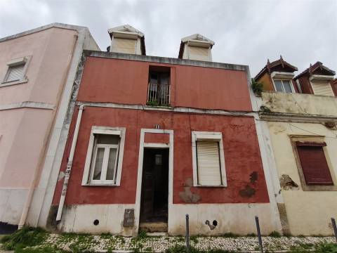 Viver ou investir no centro de Lisboa: Edifício com projeto aprovado em Campolide