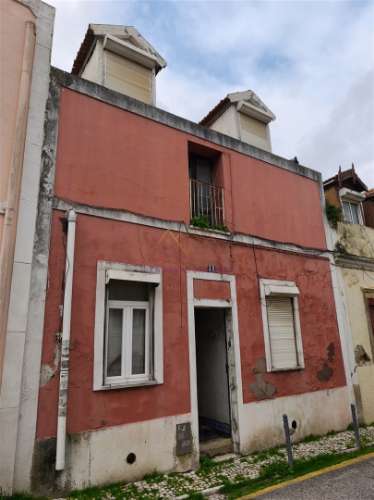 Viver ou investir no centro de Lisboa: Edifício com projeto aprovado em Campolide