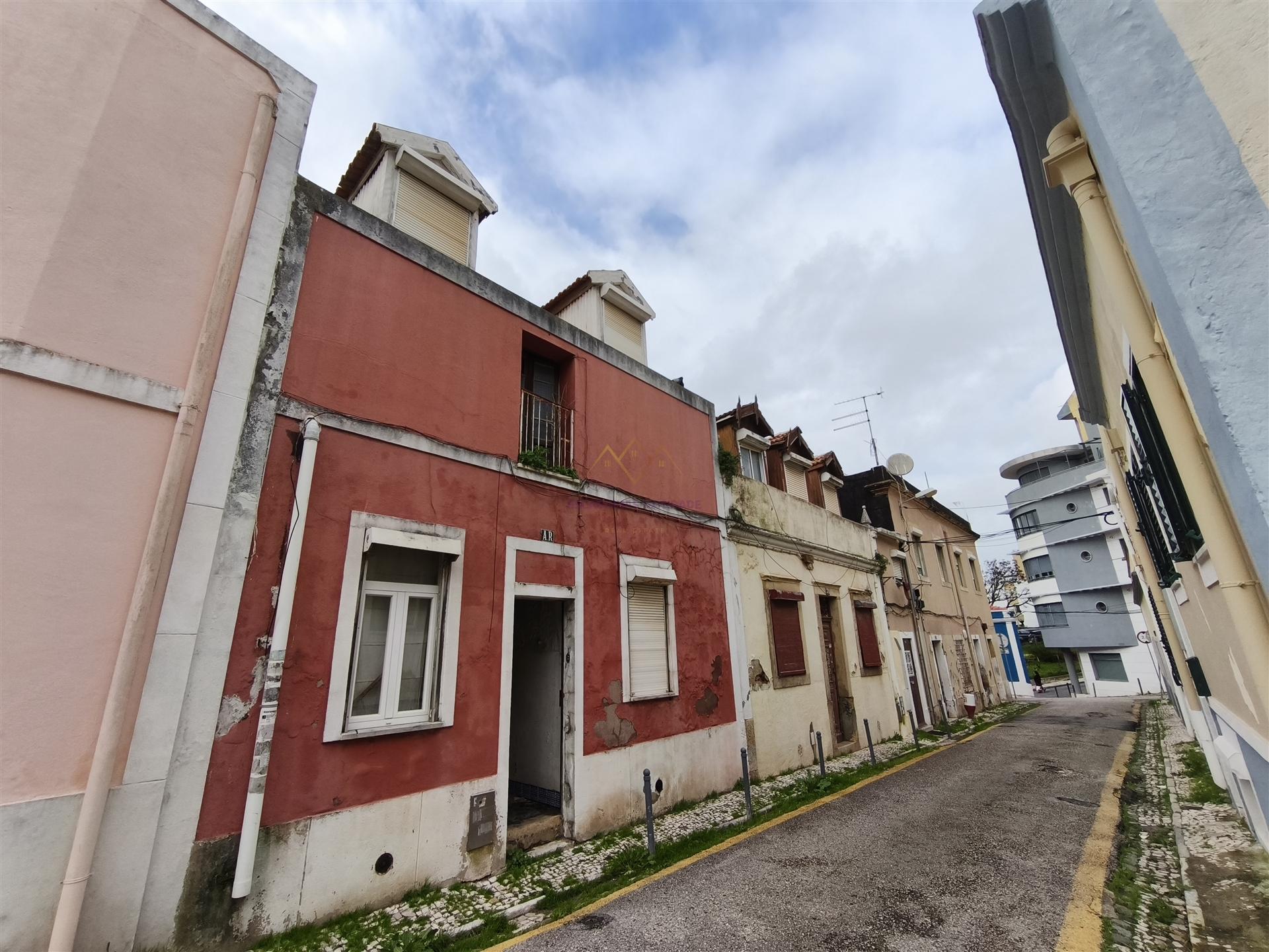 Viver ou investir no centro de Lisboa: Edifício com projeto aprovado em Campolide