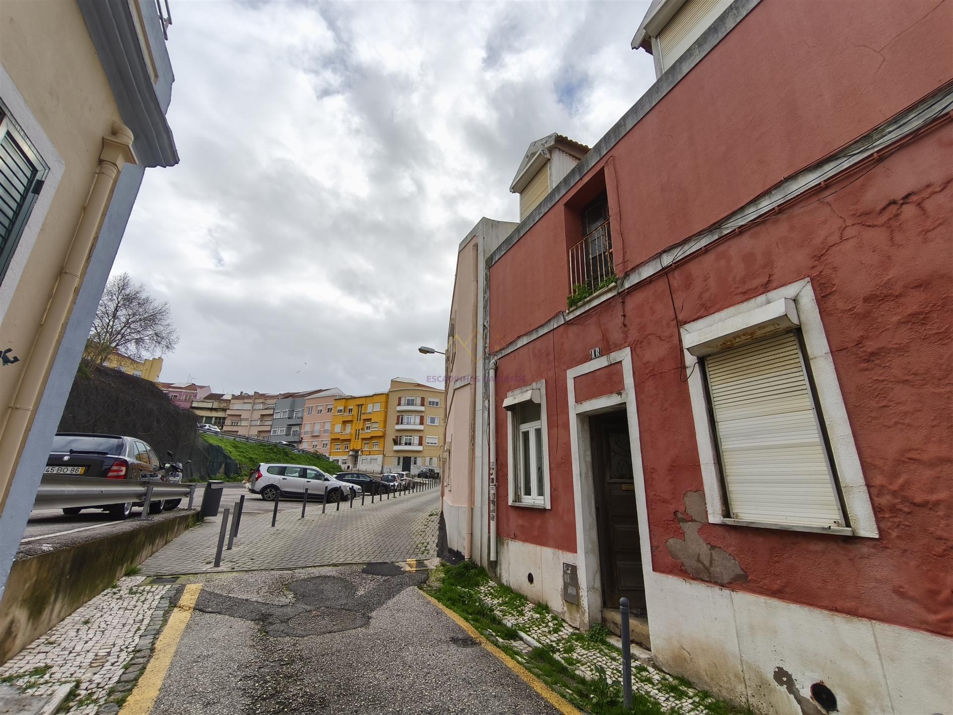 Viver ou investir no centro de Lisboa: Edifício com projeto aprovado em Campolide