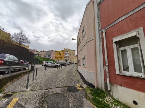 Viver ou investir no centro de Lisboa: Edifício com projeto aprovado em Campolide