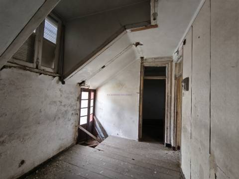 Viver ou investir no centro de Lisboa: Edifício com projeto aprovado em Campolide