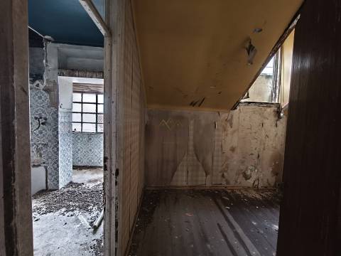 Viver ou investir no centro de Lisboa: Edifício com projeto aprovado em Campolide