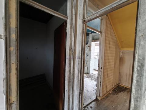 Viver ou investir no centro de Lisboa: Edifício com projeto aprovado em Campolide