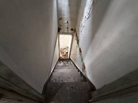 Viver ou investir no centro de Lisboa: Edifício com projeto aprovado em Campolide