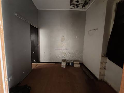 Viver ou investir no centro de Lisboa: Edifício com projeto aprovado em Campolide