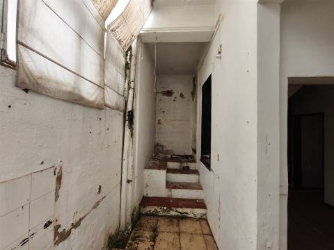 Viver ou investir no centro de Lisboa: Edifício com projeto aprovado em Campolide