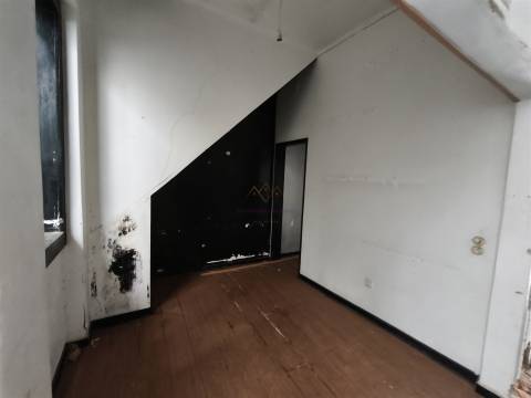 Viver ou investir no centro de Lisboa: Edifício com projeto aprovado em Campolide